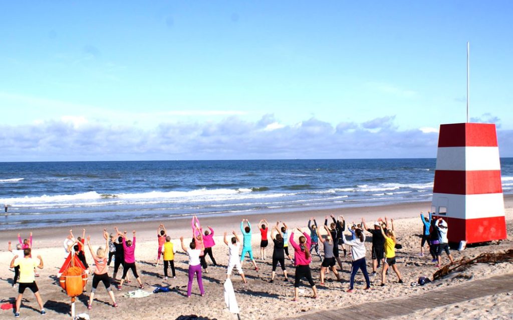 Morgengymnastik på stranden